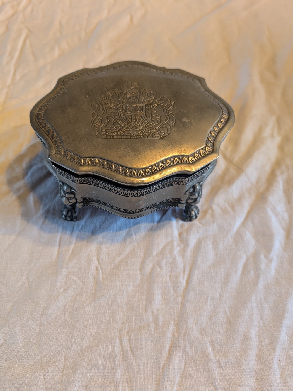 2/50$ Vintage Silver-Tone Embossed Decorative Trinket Box
